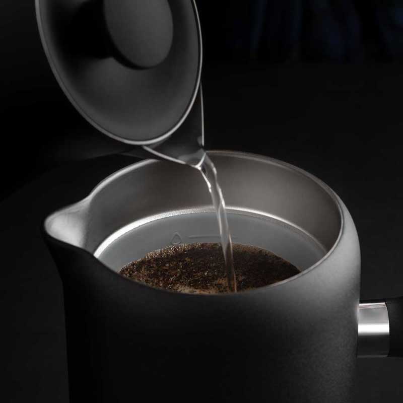 Fellow_Clara_pour