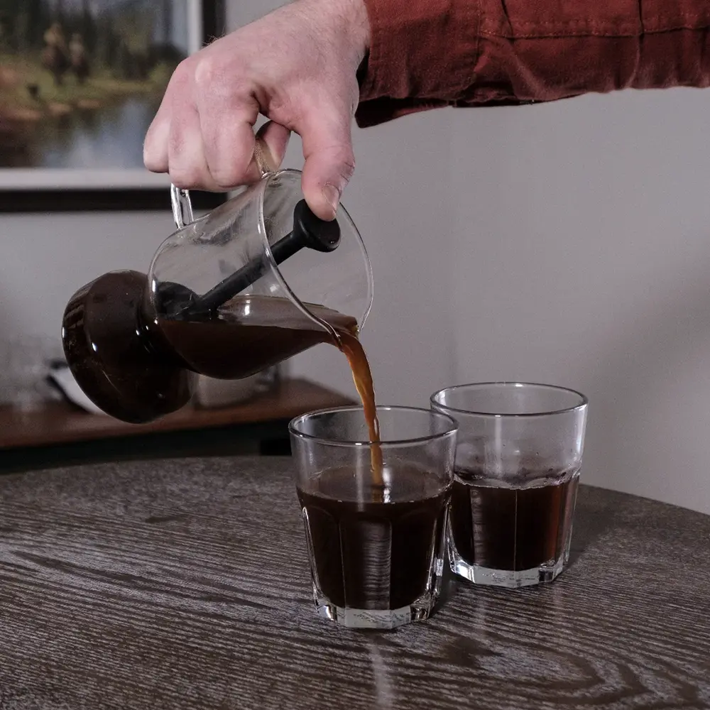 Cupping_brewer_pour